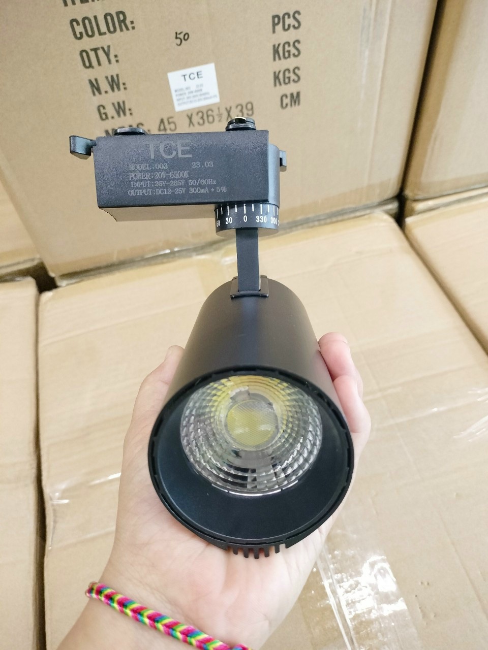 Đèn led chiếu điểm gắn ray 20W TCE 003, Ánh sáng trung tính, vỏ đen, kích thước Ø65x126mm